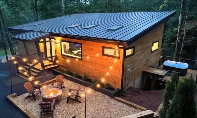Sautee Nacoochee Cabin | Modern Mountain Getaway with hot tub & fire pit 10 minutes to Helen