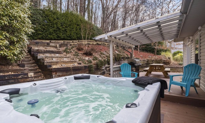 Waynesville House | Modern Mtn Cabin+Walk to DT+Hot Tub