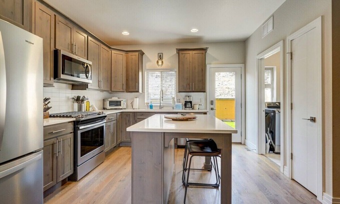 Colorado Springs House | Modern-Mtn Views- Rooftop Deck w/Firepit- Downtown