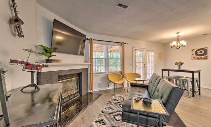 Antioch House | Modern Nashville Townhome: Large Yard & Deck!