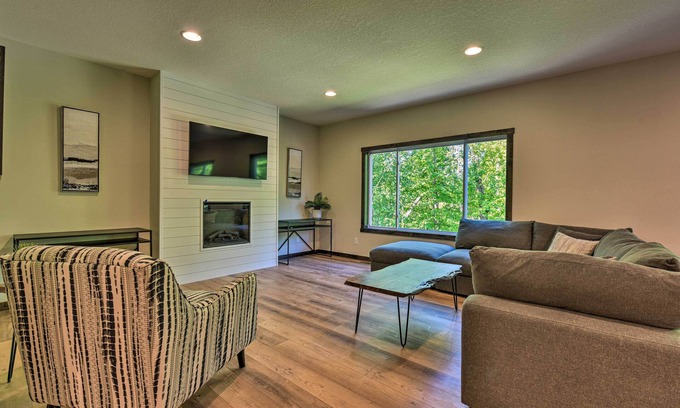 Lake Shore House | Modern Nisswa Escape w/Deck: Walk to Gull Lake!
