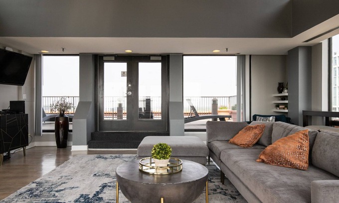Oak Park Apartment | Modern Oak Park 1BR w/ Lounge & Rooftop, 3 blocks to L, by Blueground