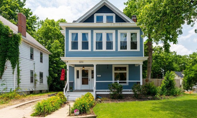 Oakley House | Modern Oakley Retreat - King Bed - Free Parking - Centrally Located