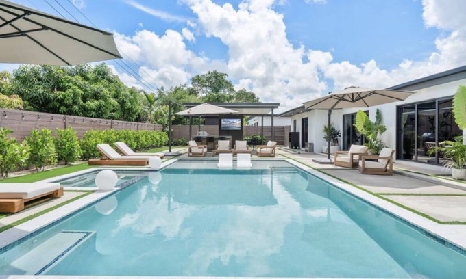 Highland Lakes House | Modern Oasis Miami - luxury rental home close to airports, beaches & shopping.