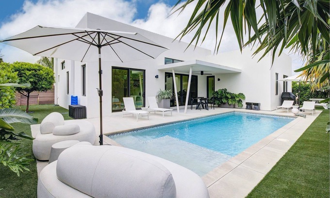 Tropic Palms House | MODERN PALMS — Saltwater Pool, Gym, BBQ Grill, Yoga Area, Board Games