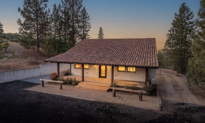 Auberry Apartment | Modern pet friendly suite with AC adjacent to Yosemite National Park.