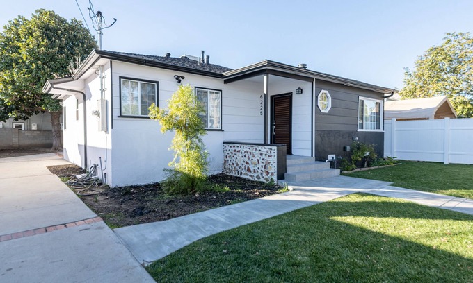 Van Nuys House | Modern & Private Los Angeles Gem | Family Friendly