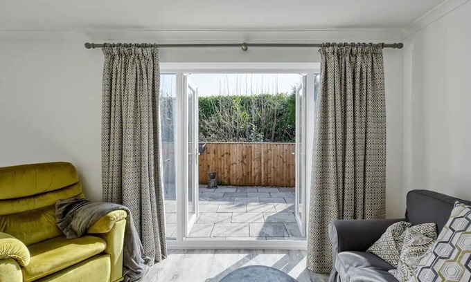 Cheadle House | Modern Quiet House Airport Links | Pass the Keys