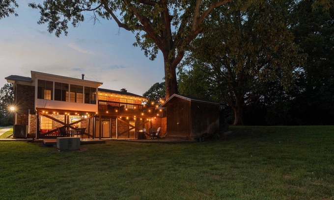 Northwest Raleigh House | Modern Raleigh Retreat w/ Backyard & Fire Pit!