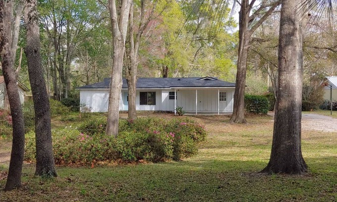 Newberry House | Modern Ranch pool house- close to it all.