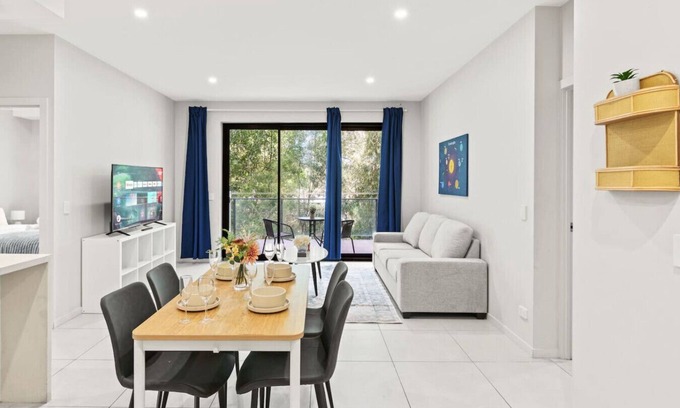 Macgregor Apartment | Modern Retreat 2 Ensuite Bedrooms + Walk to Shops