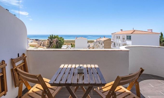 Meia Praia Apartment | Modern retreat by the sea