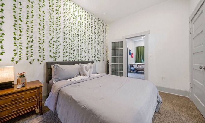 Alta Vista Apartment | Modern Retreat l 30+ Day Stay Med Center & Airport