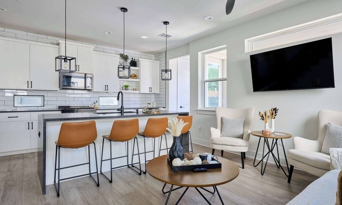 South Manchaca House | Modern Retreat Mins from Airport | DT | BBQ | ACL