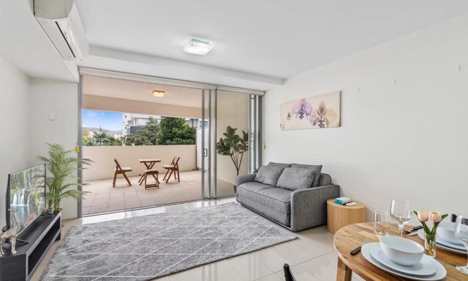 West End Apartment | Modern Riverside Oasis - Gym Pool WiFi & Parking