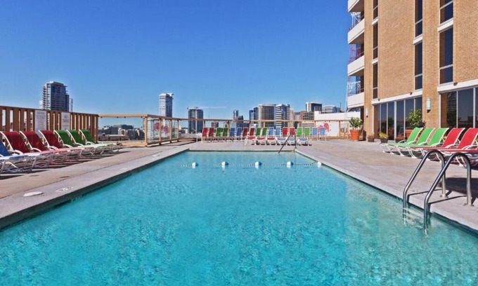 Downtown Dallas Hotel | Modern Room & Fine Dining in Downtown Dallas! Outdoor Pool!