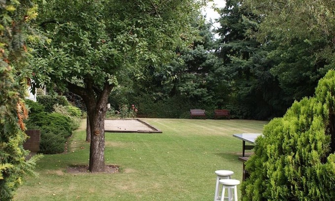 Vlijmen Hotel | Modern Room with Garden Access and Free Parking in Vlijmen, Near Nature Trails