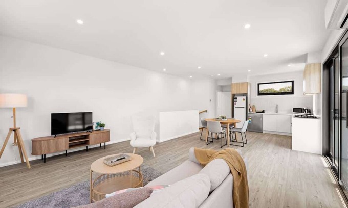 Rosebud House | Modern Rosebud Townhouse 300m from the Beach!