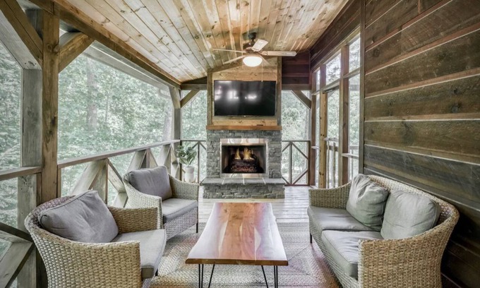 Suches Cabin | ★ Modern Rustic 5 Bedroom Cabin with Hot tub ★