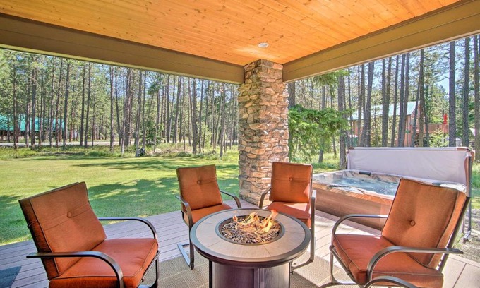 Ronald House | Modern-Rustic Ronald Getaway Hot Tub, Grill!