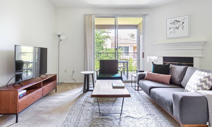 South San Jose Apartment | Modern San Jose 2BR w/ W/D, Pool, Gym, BBQ, near freeways, by Blueground