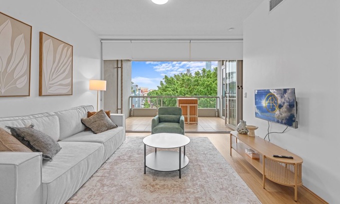 South Brisbane Apartment | Modern Southbank Parklands Apartment Retreat