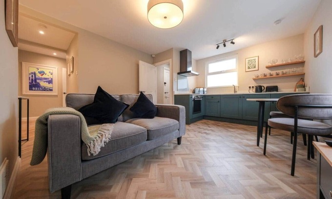 Southville Apartment | Modern Southville Escape | City & Harbourside