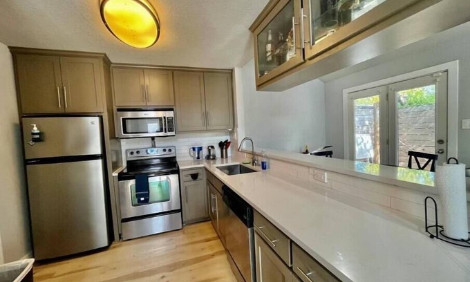 Windsor Park House | Modern & Spacious 2Bd Townhome Close to DT and UT