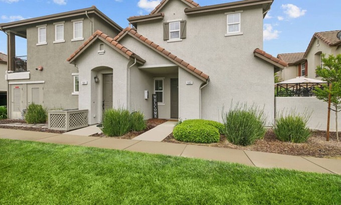Folsom House | Modern Spacious 3BR 3BA Family Home in Folsom