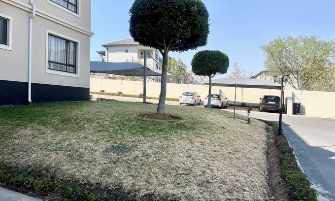 Greater Johannesburg Metropolitan Area Apartment | Modern spacious apartment in a quiet and beautiful estate.