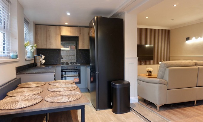 Oldham House | Modern, Spacious Home Near Manchester