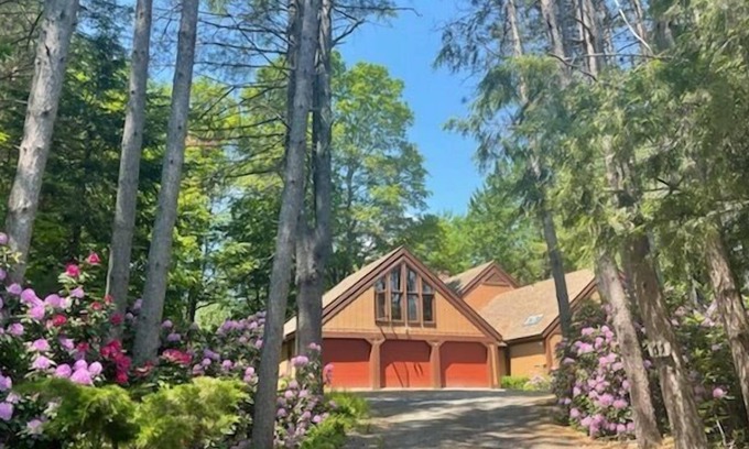 Grantham House | Modern, Spacious Ski and Lake Home Near Sunapee and Dartmouth