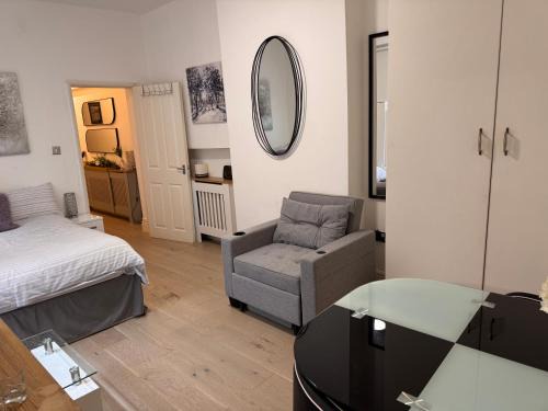 Bayswater Apartment | Modern spacious studio with a courtyard located in central London