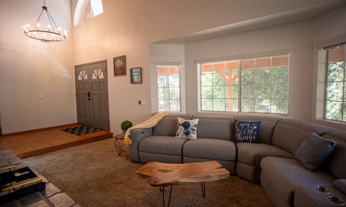 Running Springs Cabin | Modern spacious hot tub + Deck Lake Arrowhead + Big Bear