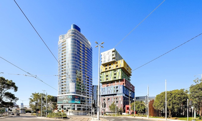 St Kilda Apartment | Modern St Kilda 2BR private parking & tram access