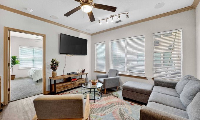 West Campus Apartment | Modern Stay W/Resort-Style Perks | 0.7 Mi from UT!