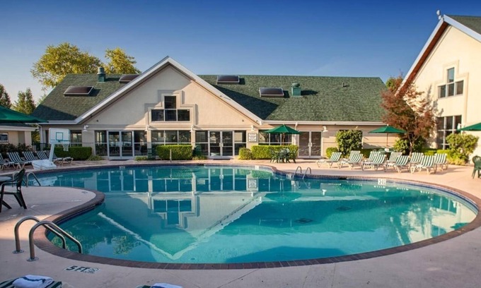 Branson Hotel | Modern Stay w/Washer, Dryer, Kitchen & Peaceful Balcony Views | 3 Units