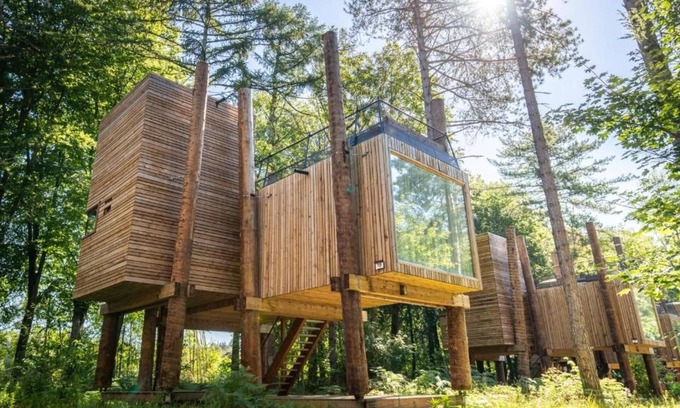 Maubray House | Modern Stay with Sauna & Pool