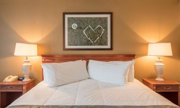 Cheat Lake Apartment | Modern Studio at Lakeview Golf Resort w Pool