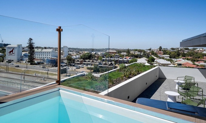 North Fremantle Apartment | Modern Studio with Rooftop and BBQ Access