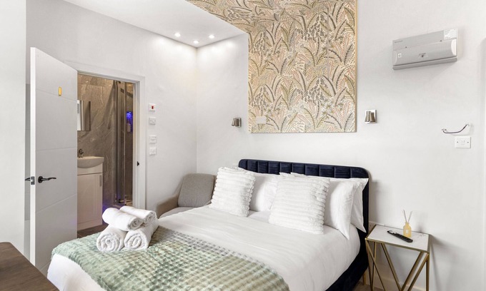 Portsmouth Apartment | Modern Studio by Historic Portsmouth Ships