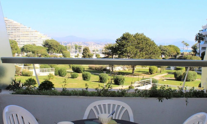 Villeneuve Loubet Beach Apartment | Modern Studio with Terrace, Garden View, 150m from Beach, A/C, WiFi, Sleeps 4