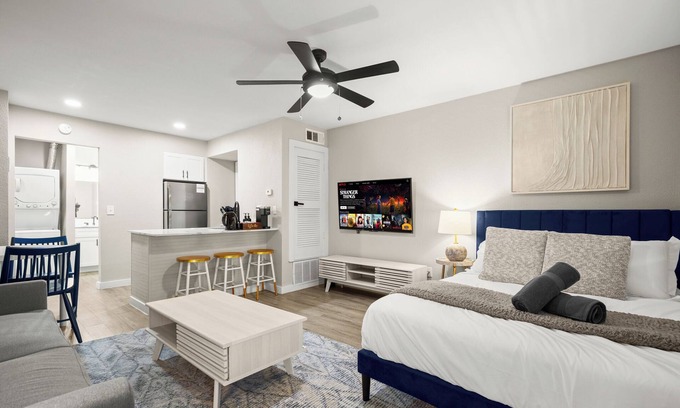 Allandale Apartment | Modern Studio in Austin - Fast WiFi + Washer/Dryer