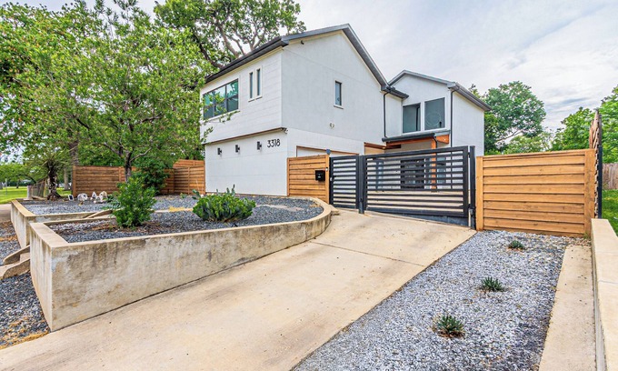 South Dallas - Fair Park Apartment | Modern studio in fabulous Dallas with WiFi, full kitchen and washer/dryer.