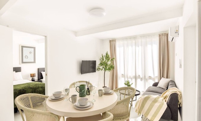 Sunnybank House | Modern Studio Retreat in Heart of Sunnybank