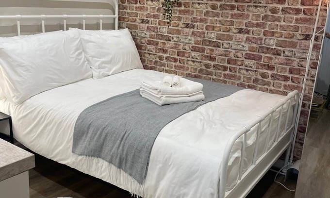 Cheetham Hill Apartment | modern studio with WiFi in charming manchester near metro link tram stop