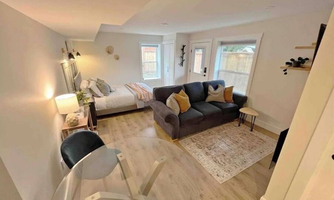 North Cowichan Apartment | Modern studio with soft tub -Ratcliffe Guest Suite