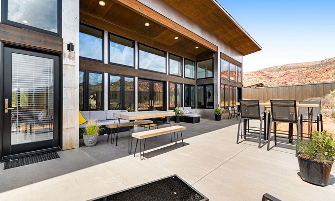 Moab South Valley House | Modern stunner close to hiking with lots of space, amazing mountain views & W/D