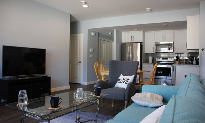 Red Deer House | Modern Suite in Beautiful Neighborhood