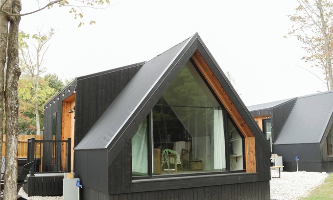 Milroy Cabin | Modern Tiny Home 29 w/Hot Tub!
